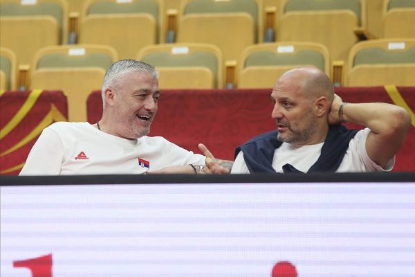 Kad skloniš tepih porazima umrljan